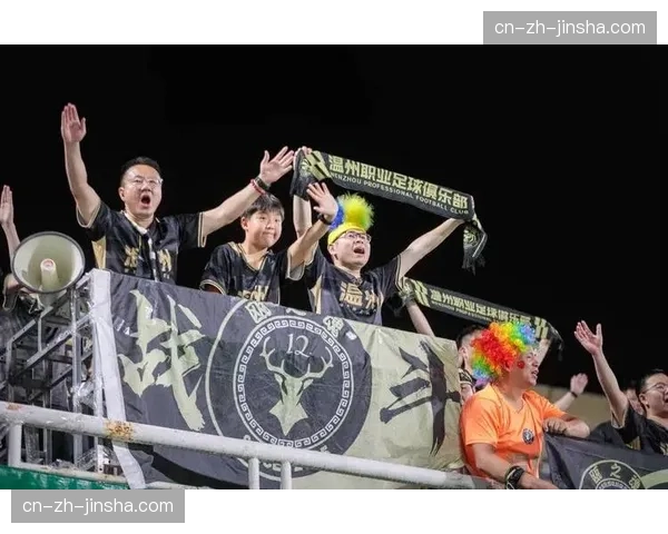 温州分站赛小将们入水转身动作一丝不苟，家长看台呐喊助威